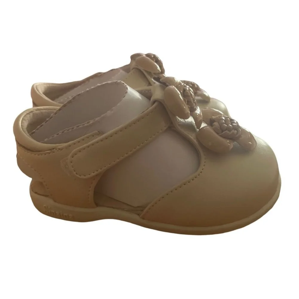 Baby shoes with patent leather flowers